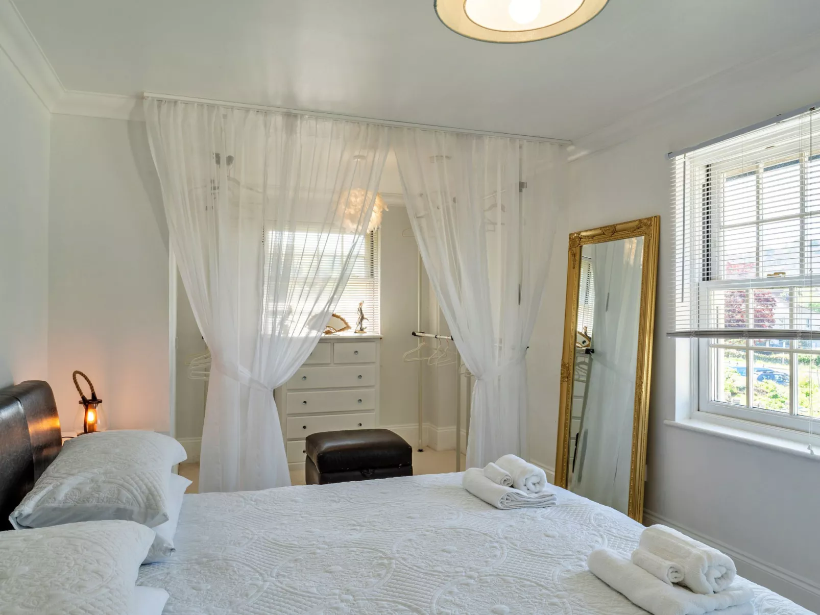 Nicely Tucked Away Cottage-Binnen