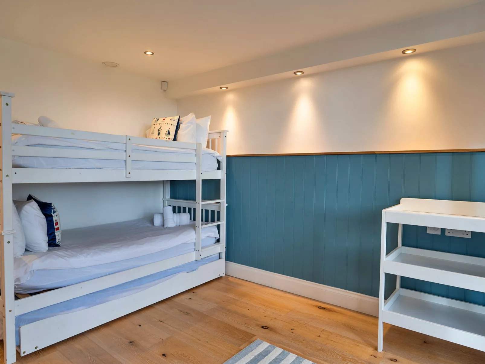 Dingles Cottage-Binnen