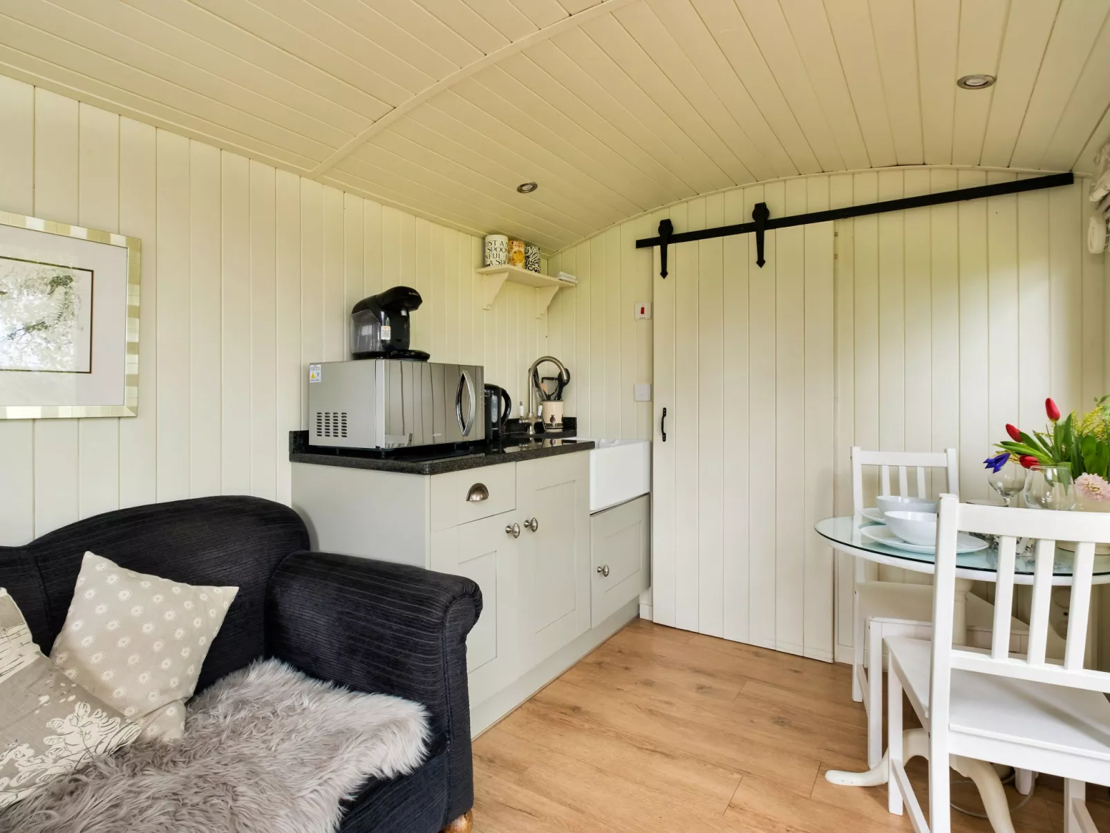 Hay and Hedgerow Glamping-Binnen