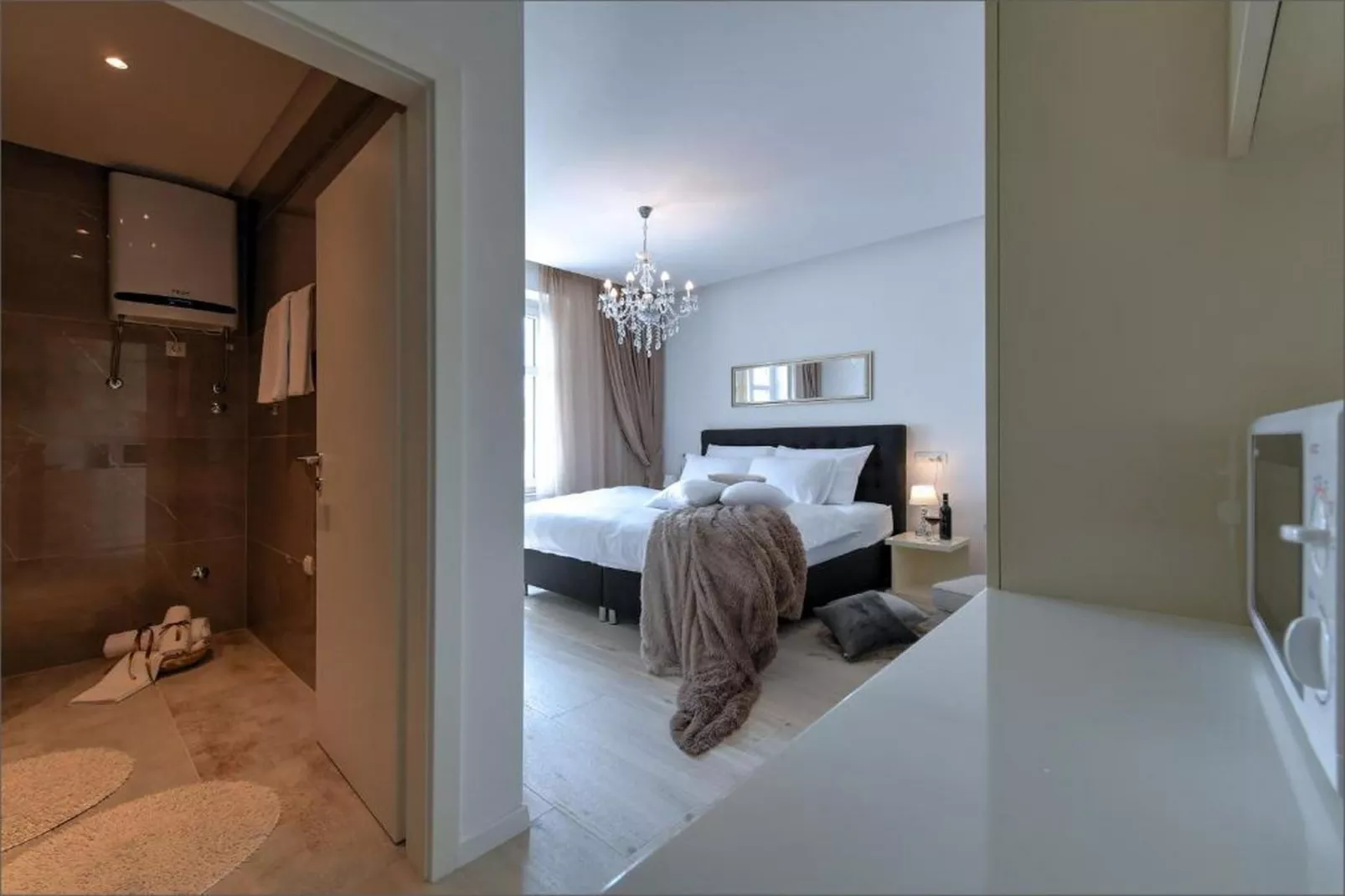 Deluxe Room with King Bed (2)-Slaapkamer