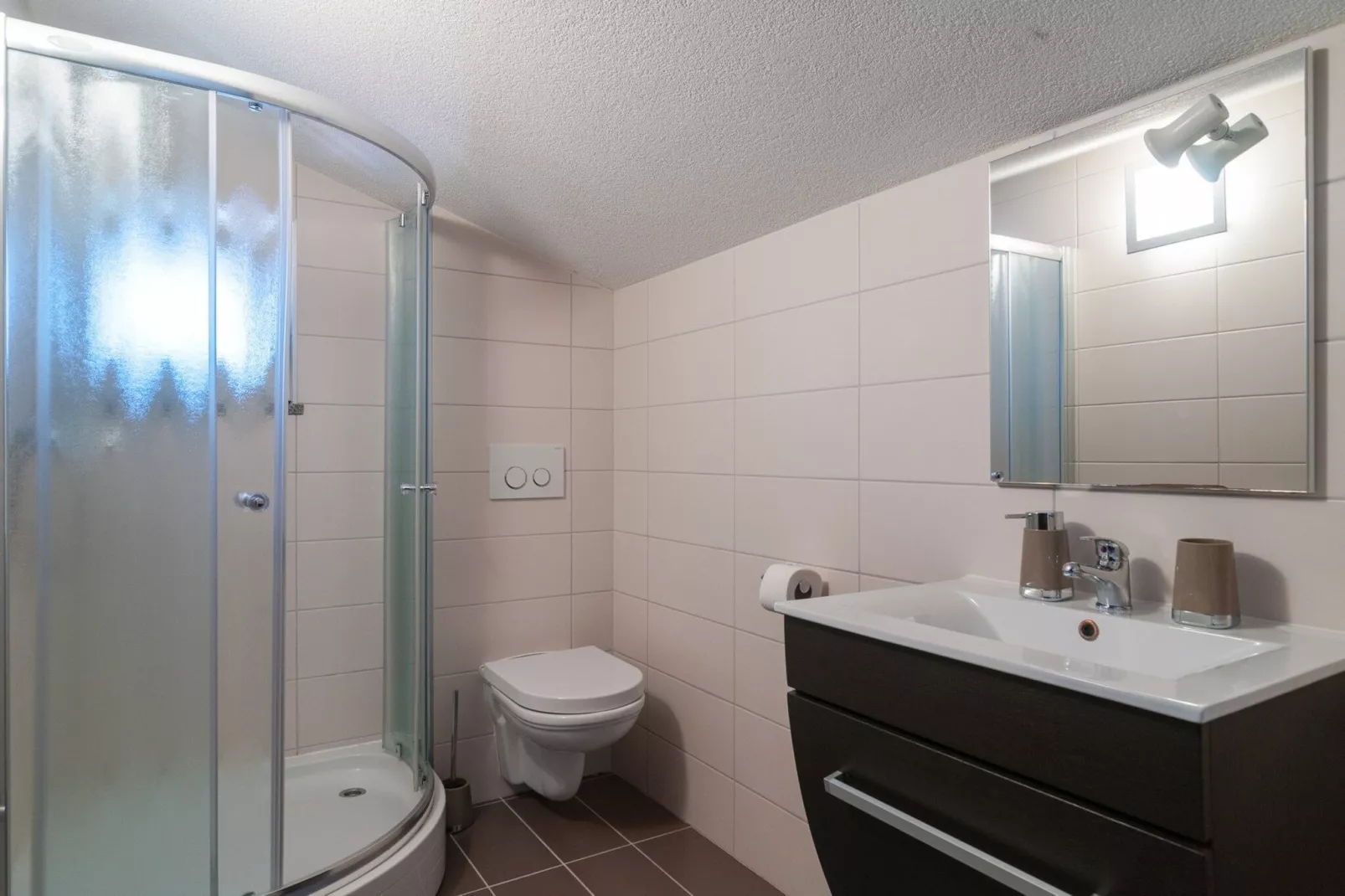 Five-Bedroom Home-Badkamer