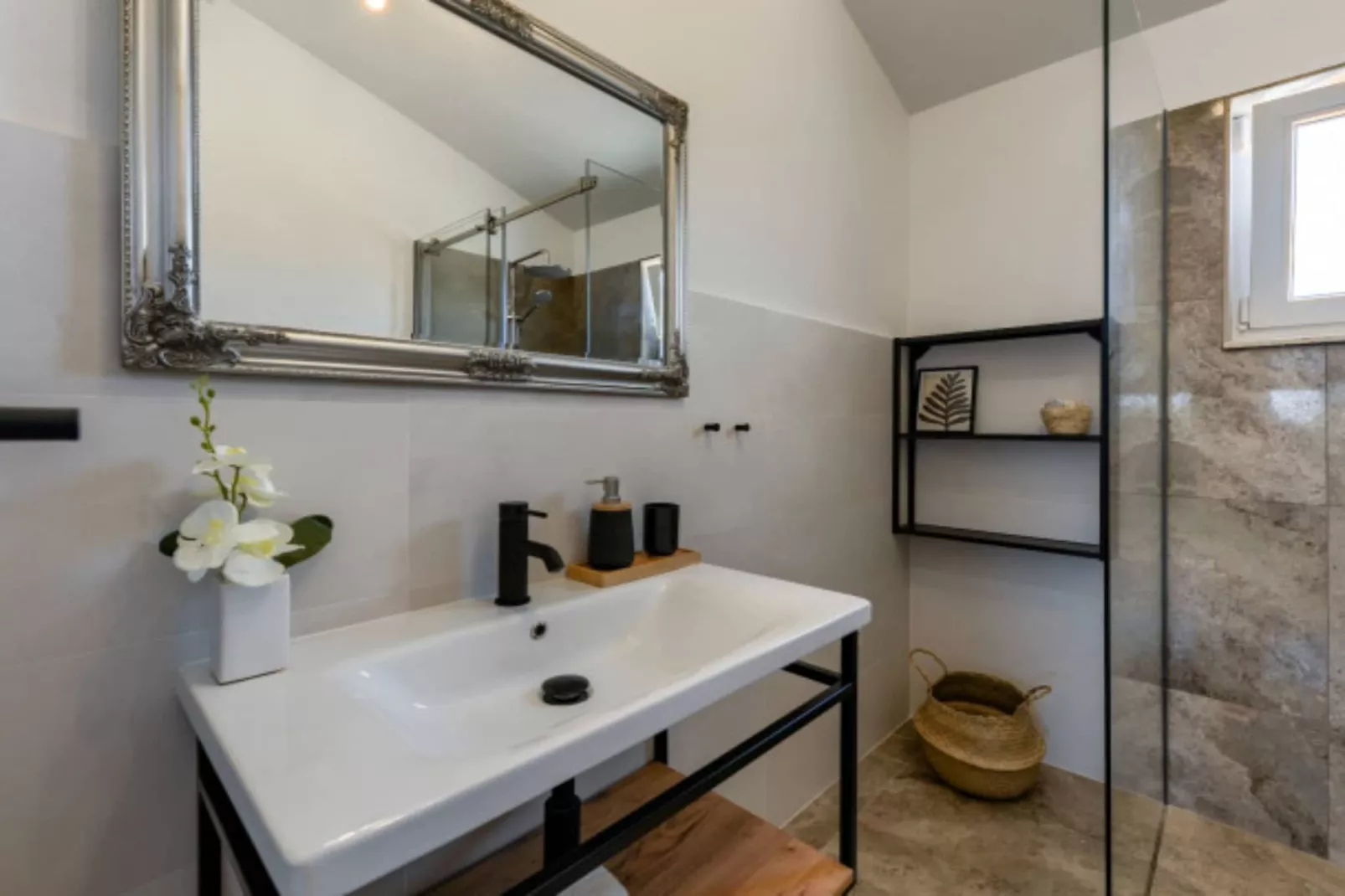 RUSTIC VILLA PEROSA WITH HEATED POOL-Badkamer