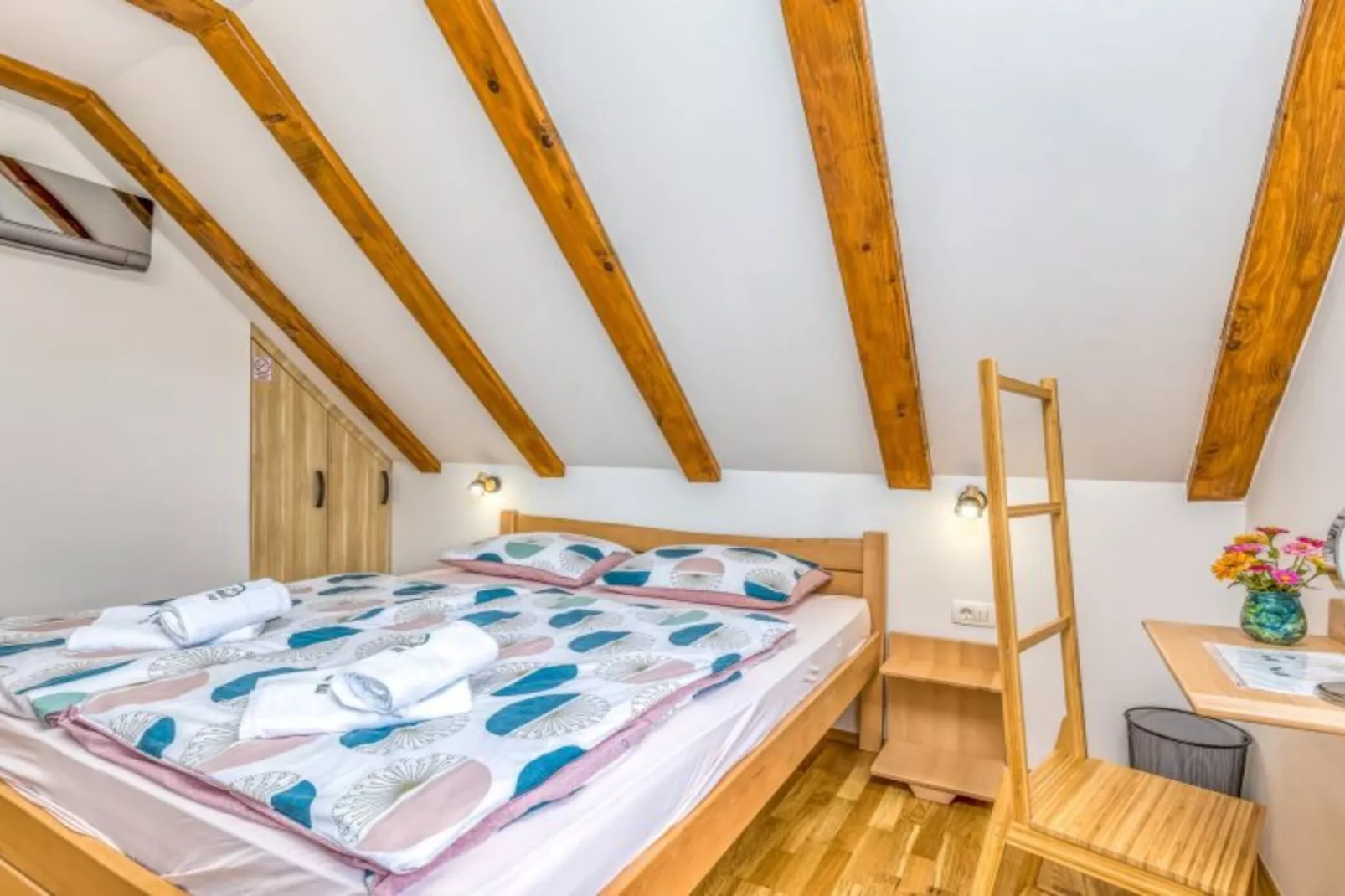 Four Bedroom Holiday House Mali Raj with Pool-Slaapkamer