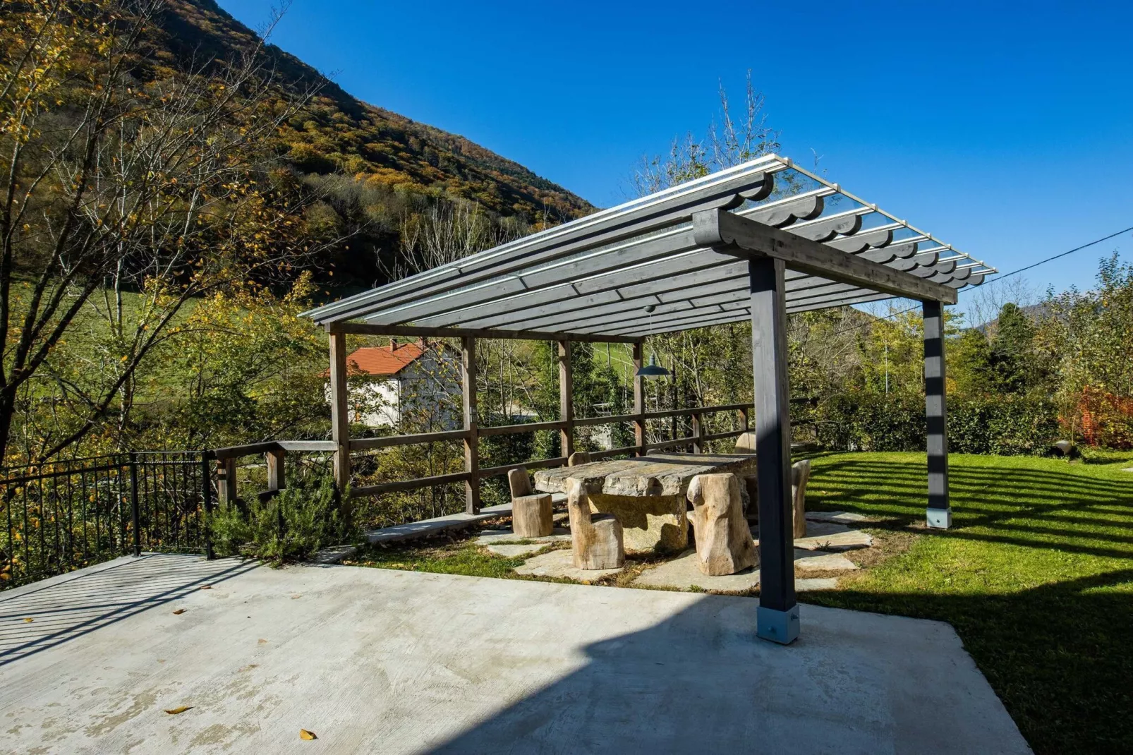 Riverside Rustic Ridge Apartments with Balcony - Three Bedroom Apartment with Balcony-Buitenlucht