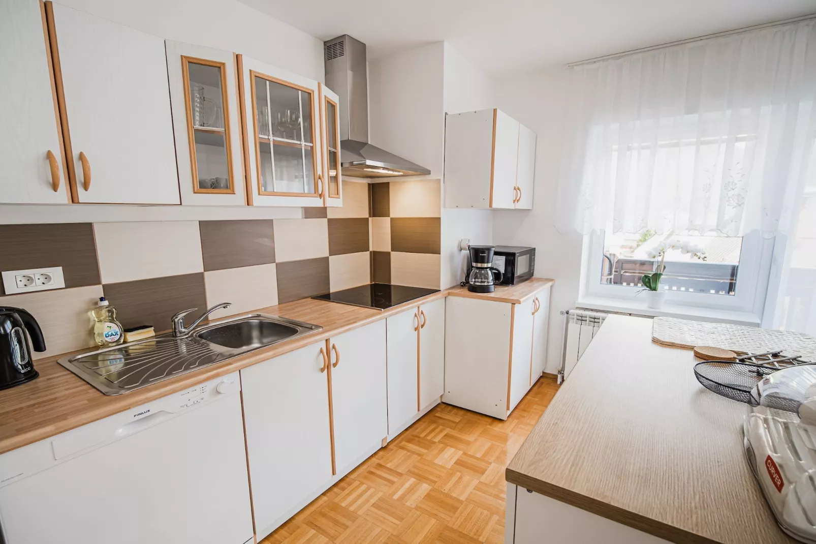 Mountain View Haven Apartments - One Bedroom Apartment  with Balcony-Keuken