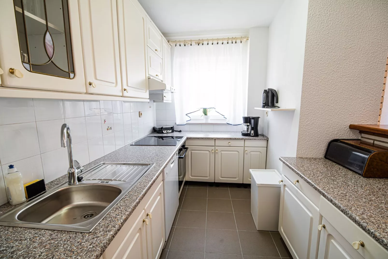 Mountain View Haven Apartments - Two Bedroom Apartment with Balcony-Keuken