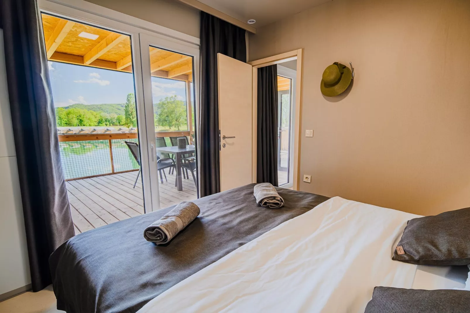 Lakeside Luxury Retreat Mobile Homes with Thermal Riviera Tickets - Three Bedroom Mobile Home 15\/021-Slaapkamer