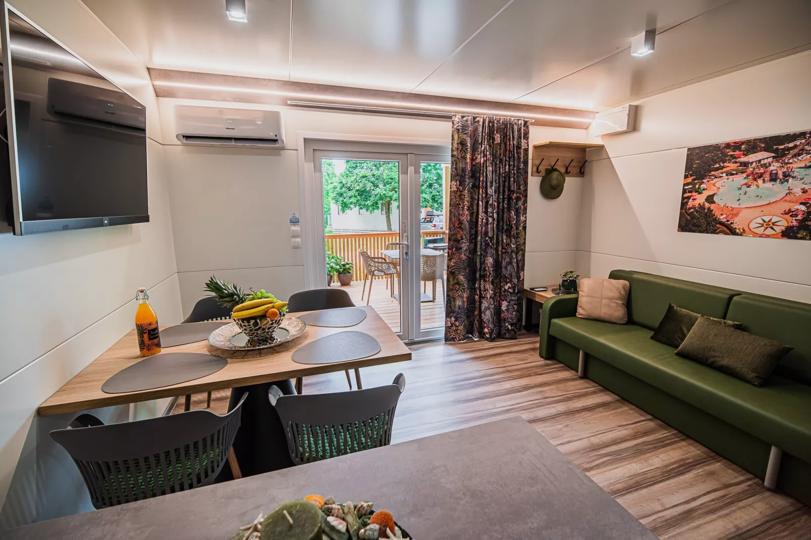 Lake Serenity Premium Mobile Homes with Thermal Riviera Tickets - Three Bedroom Mobile Home 15\/029 - Woonkamer
