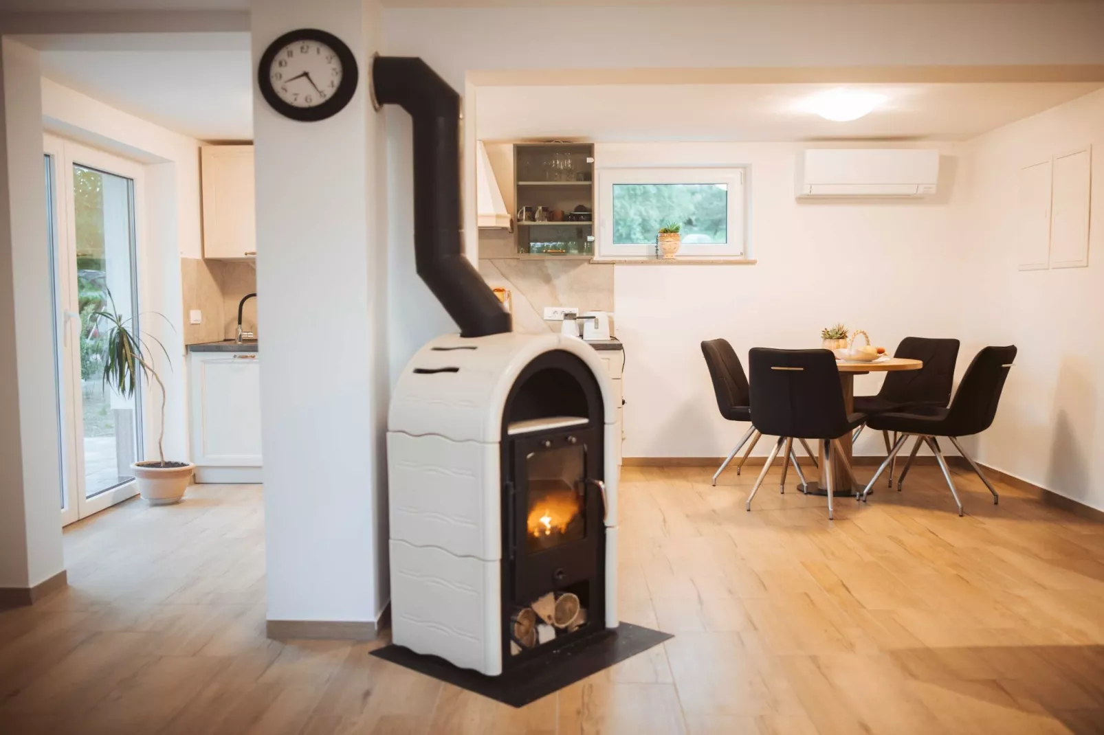 Cozy Holiday Home with Fireplace and Scenic Hills in Bistrica ob Sotli - Two Bedroom Holiday Home-Keuken