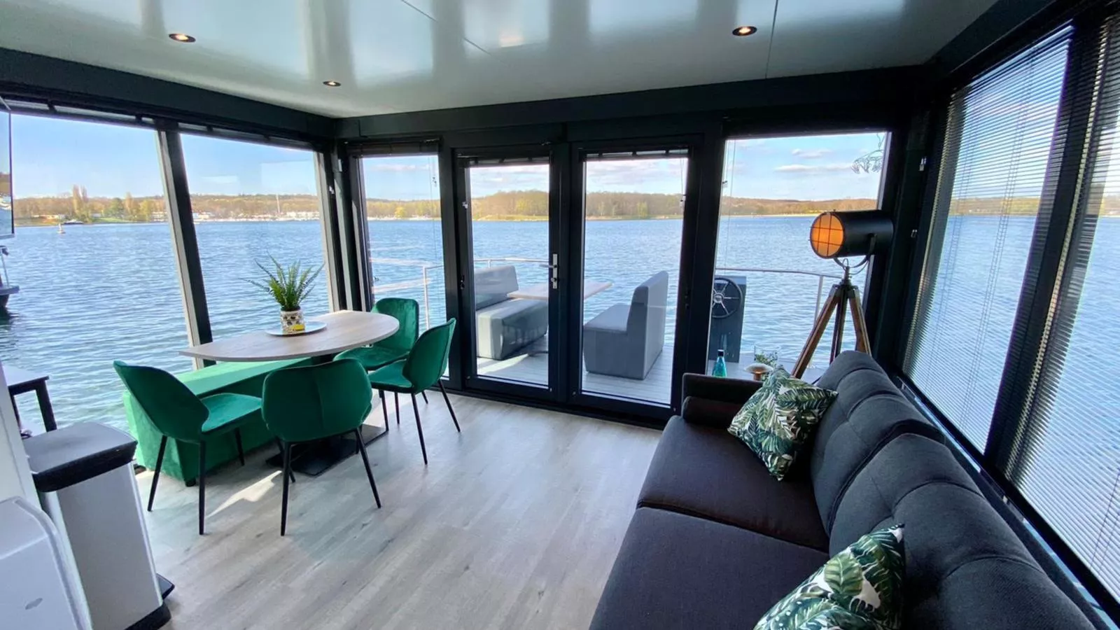 Floating in Limburg - hottub-Woonkamer