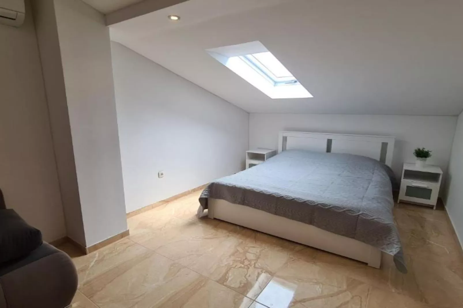 Apartment with One Bathroom-Slaapkamer