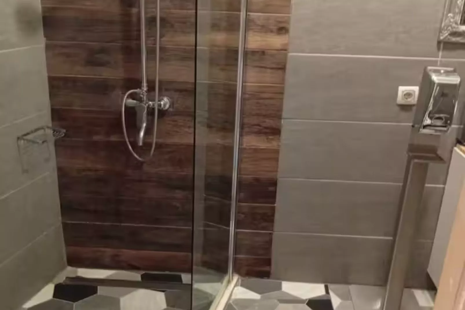 Quardruple Room 1-Badkamer