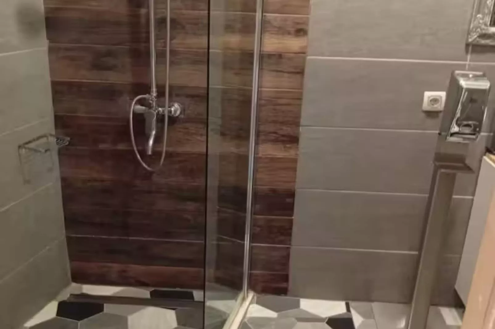 Six-bed room 1-Badkamer