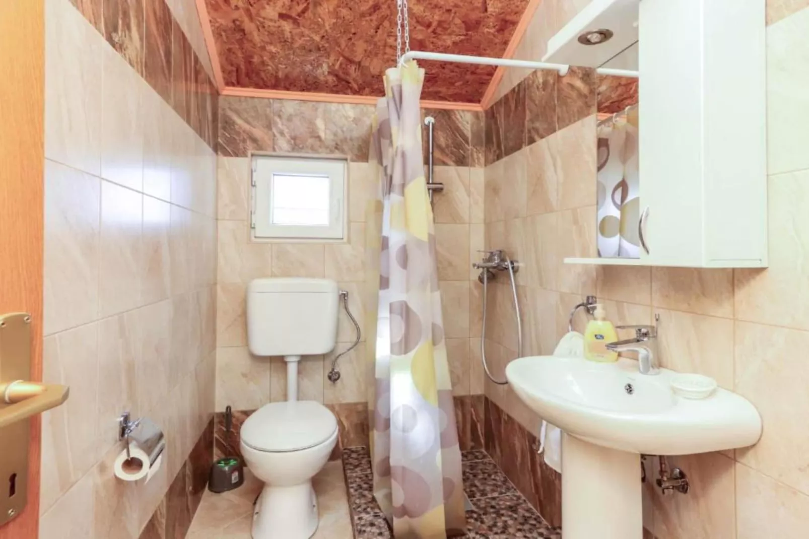 Beachfront Escape – Steps from the Crystal-Clear Sea - One Bedroom Apartment 1-Badkamer