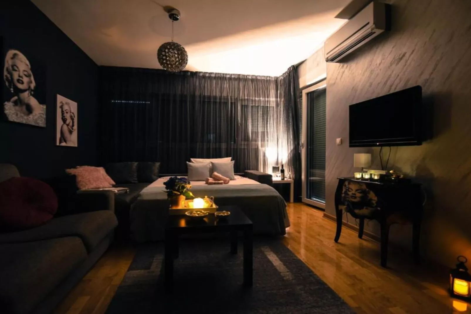 Chic Budva City Retreat - Studio Apartment with Balcony-Slaapkamer