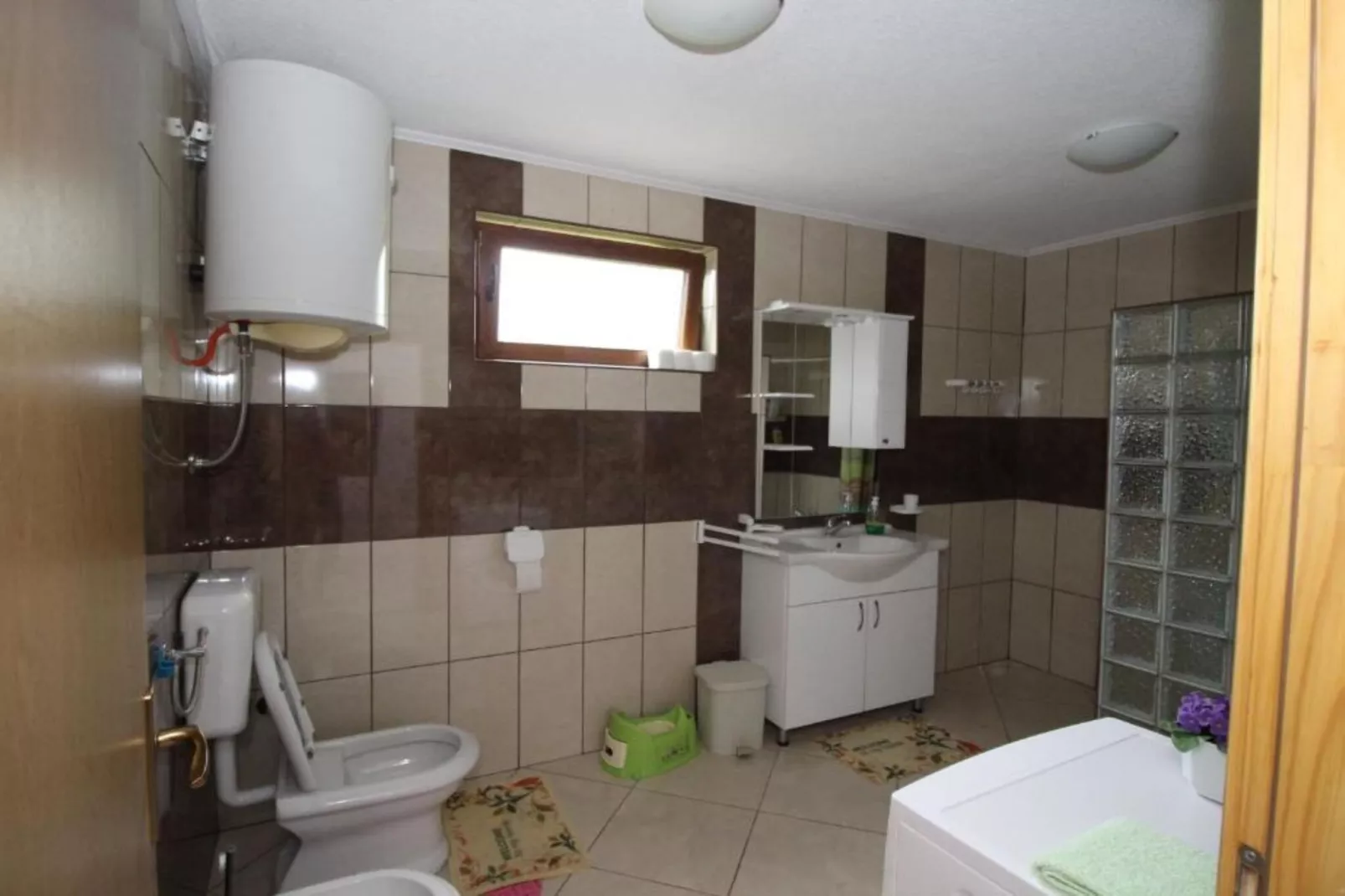 Four bedroom home with river view-Badkamer