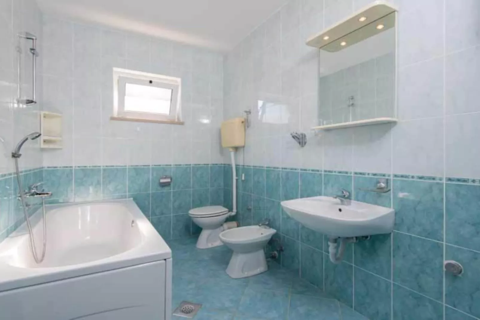 Spacious and Cozy Seafront Apartments - One Bedroom Apartment with Terrace and Sea View-Badkamer