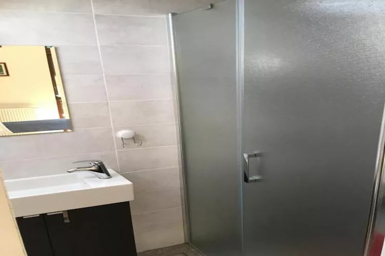 Guesthouse Family Bosnic - Duplex Family Room with Balcony - Gallery - 1-Badkamer