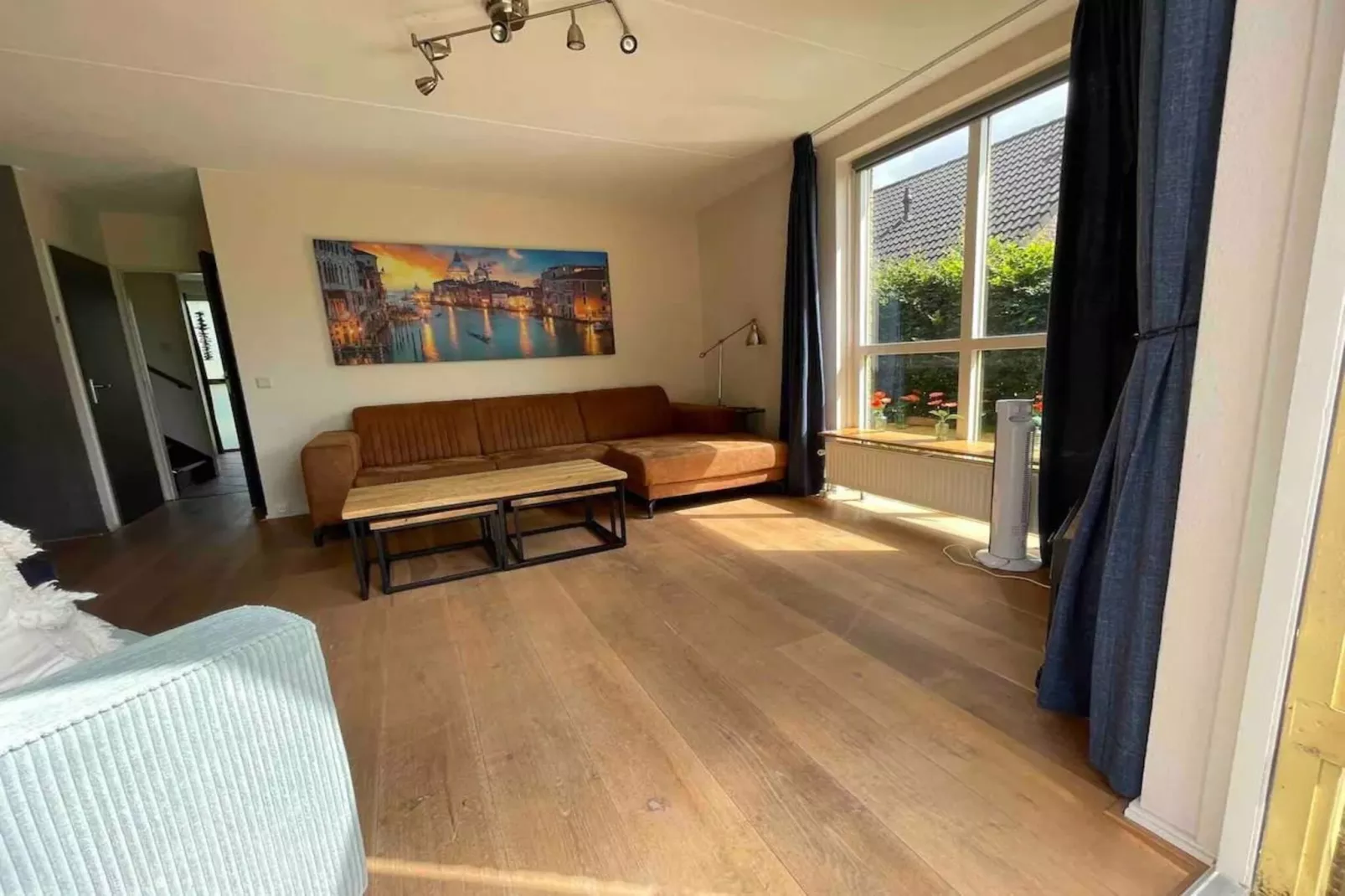 6 - Person Forest Pet & Family Bungalow-Woonkamer