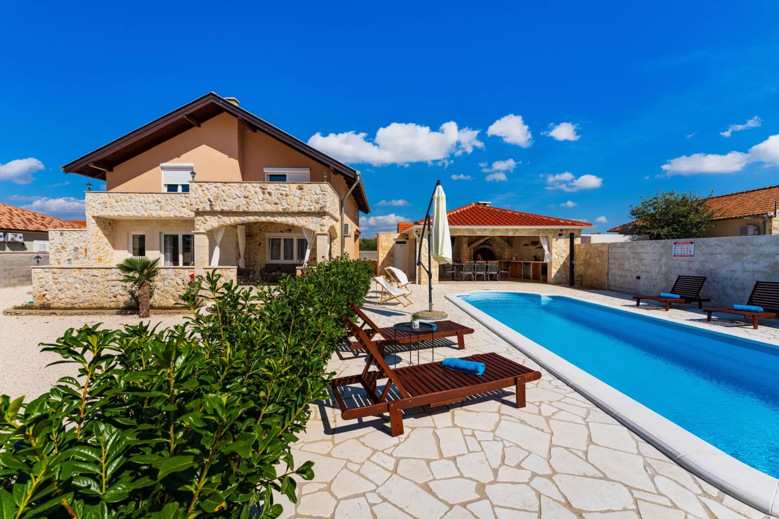 Holiday home Briscola-Buitenkant zomer