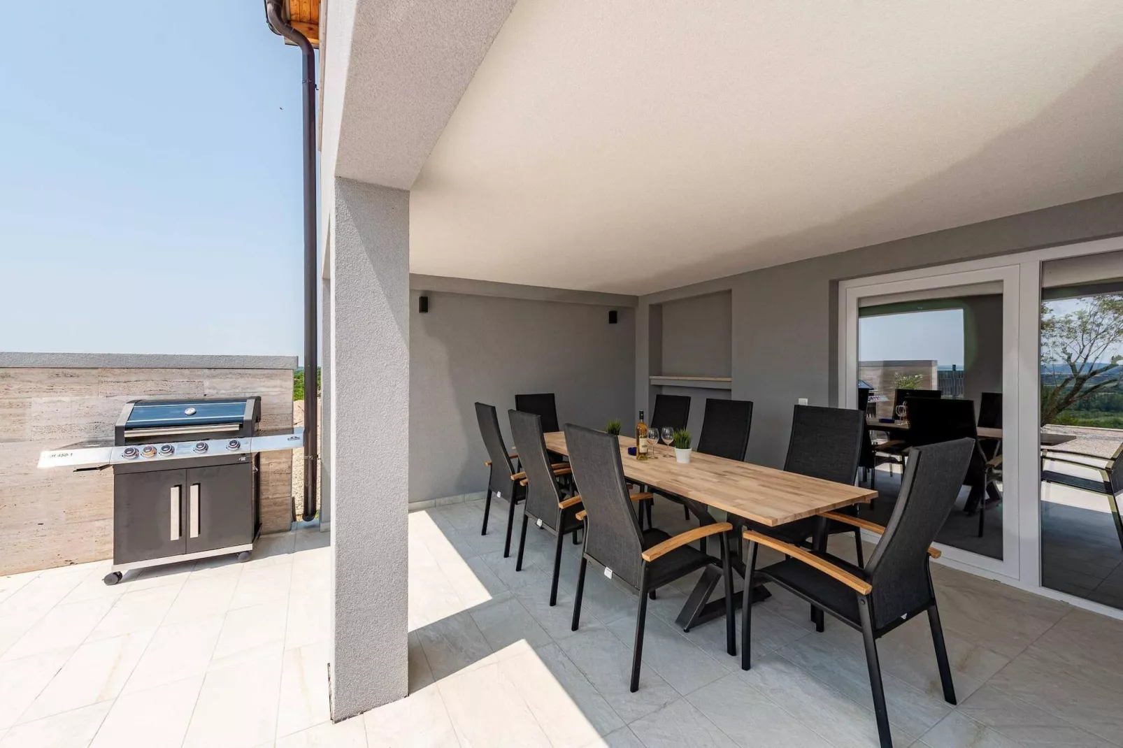 Villa Pezer with heated pool & sauna-Terrasbalkon