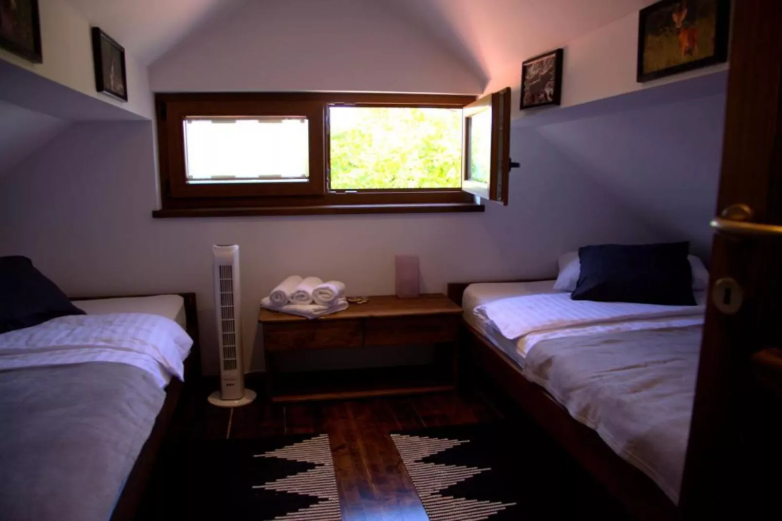 Brezova Poljana Lodge with Sauna and Hot-Tub - Five Bedroom Holiday Home-Slaapkamer