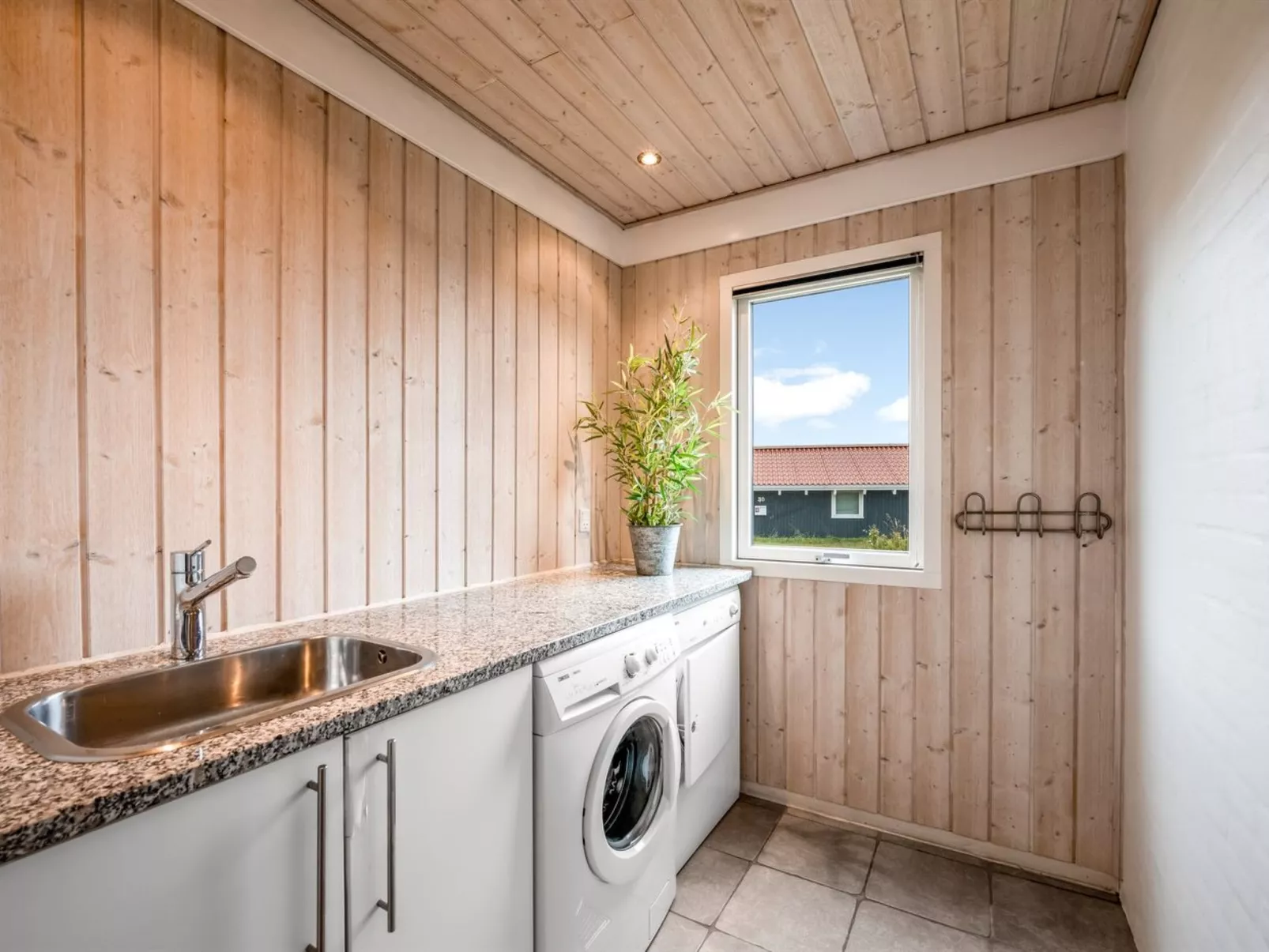 "Temjana" -  from the sea-Binnen