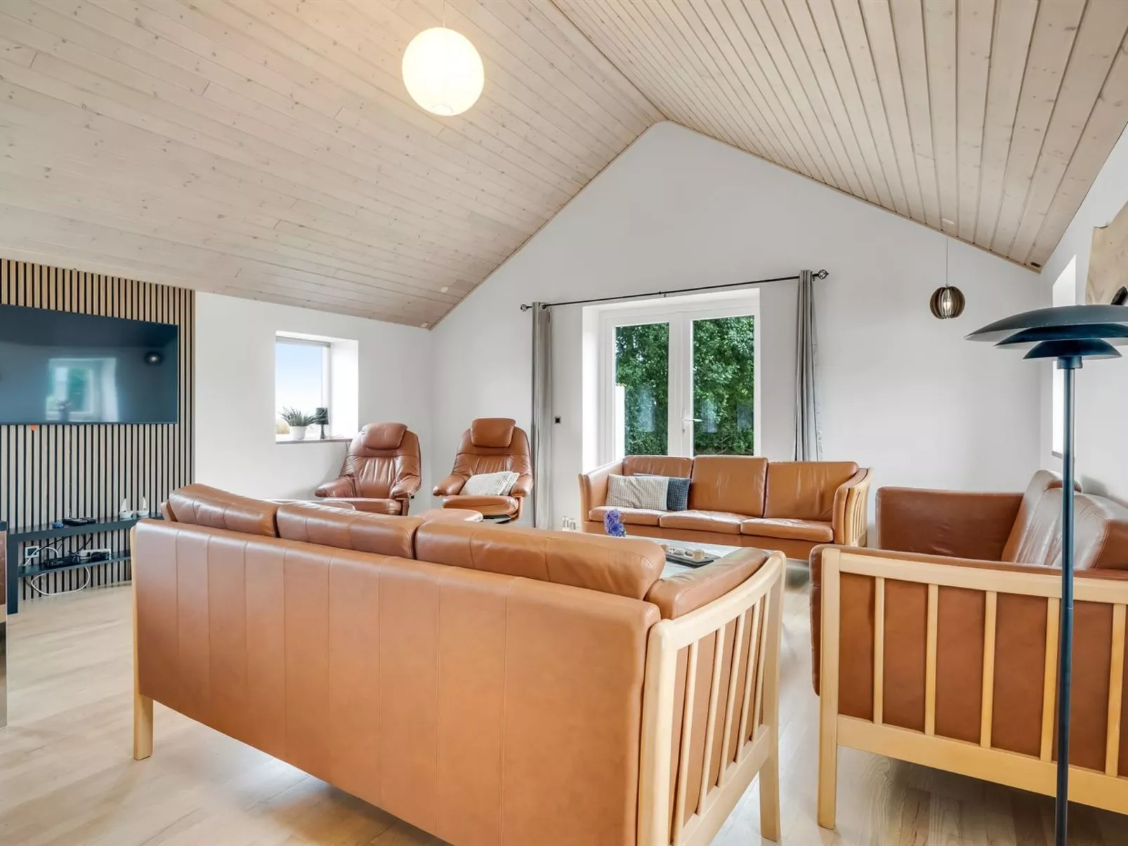 "Folkar" - 3km to the fjord-Binnen