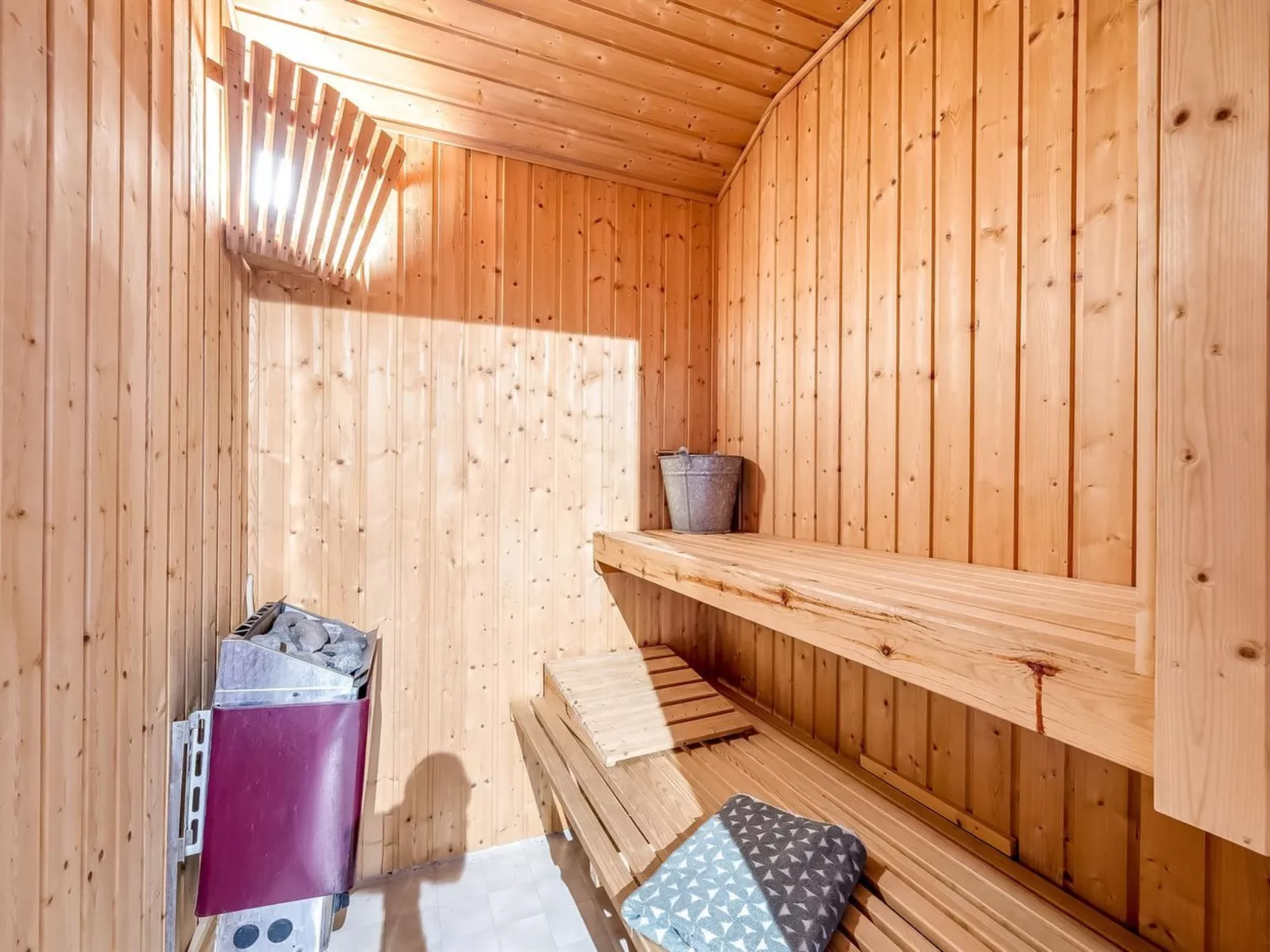 "Safina" -  from the sea-Binnen