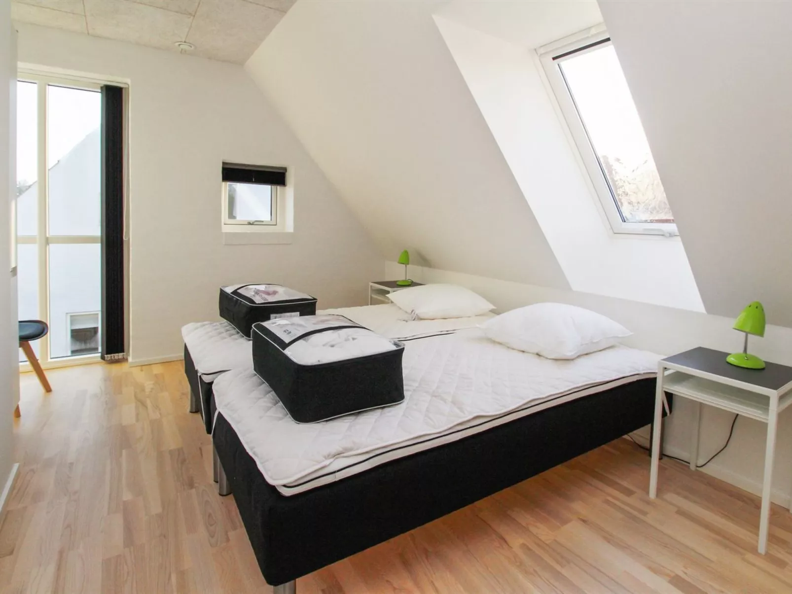 "Halldis" - 600m from the sea-Binnen