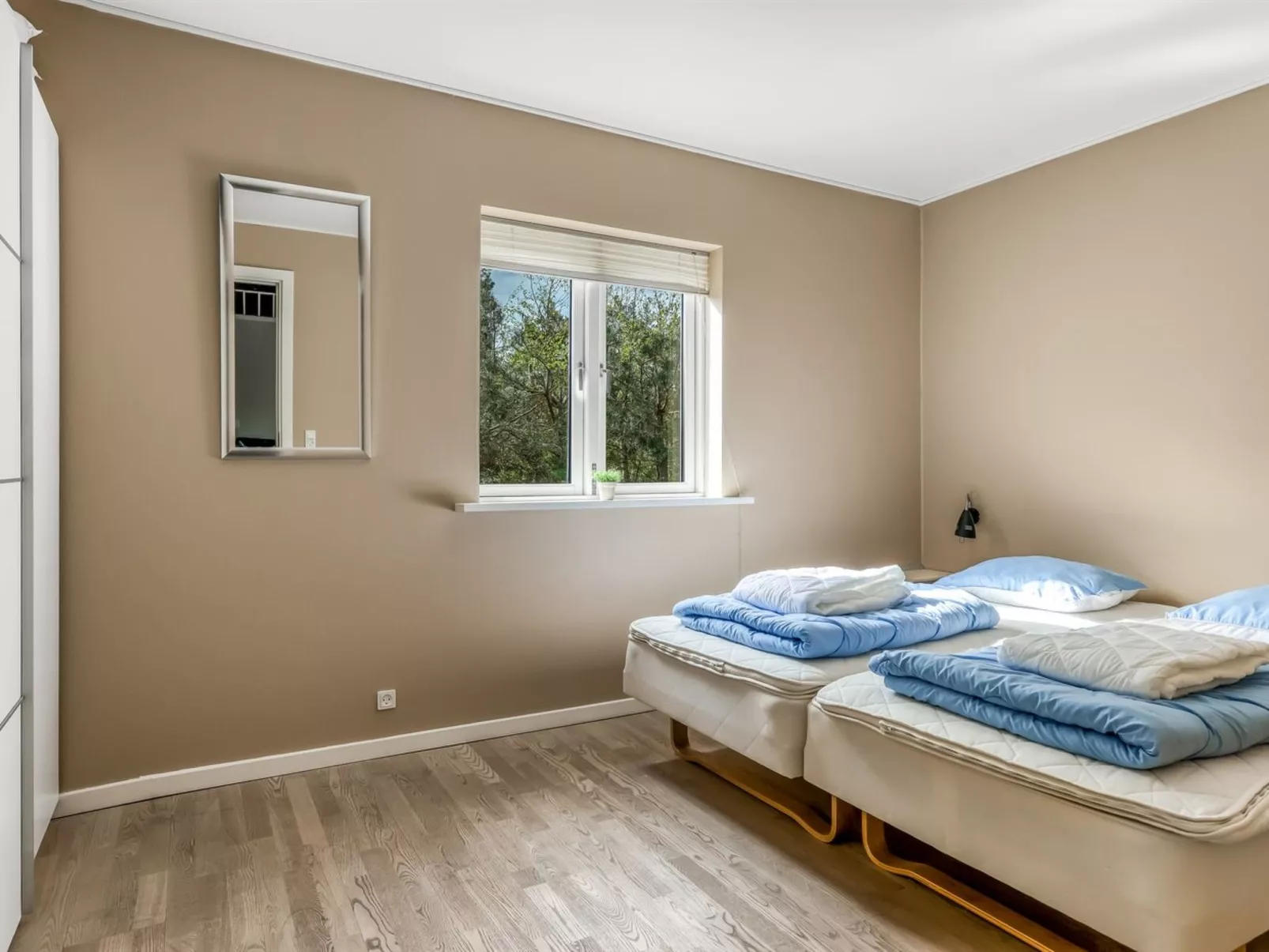 "Ellie" - 300m from the sea-Binnen