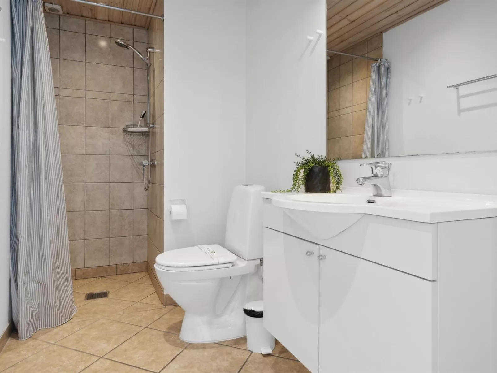 "Fridhild" - 10m from the sea-Binnen