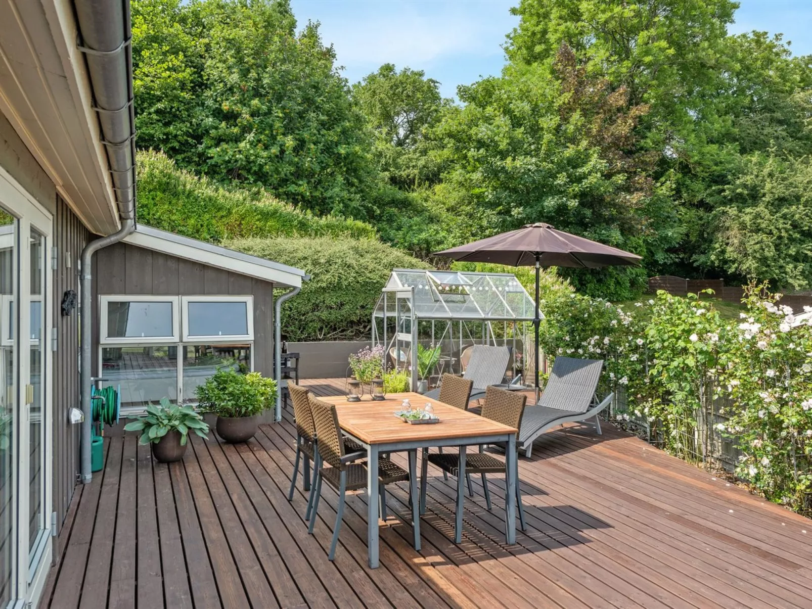 "Haraldina" - 350m to the fjord-Buiten