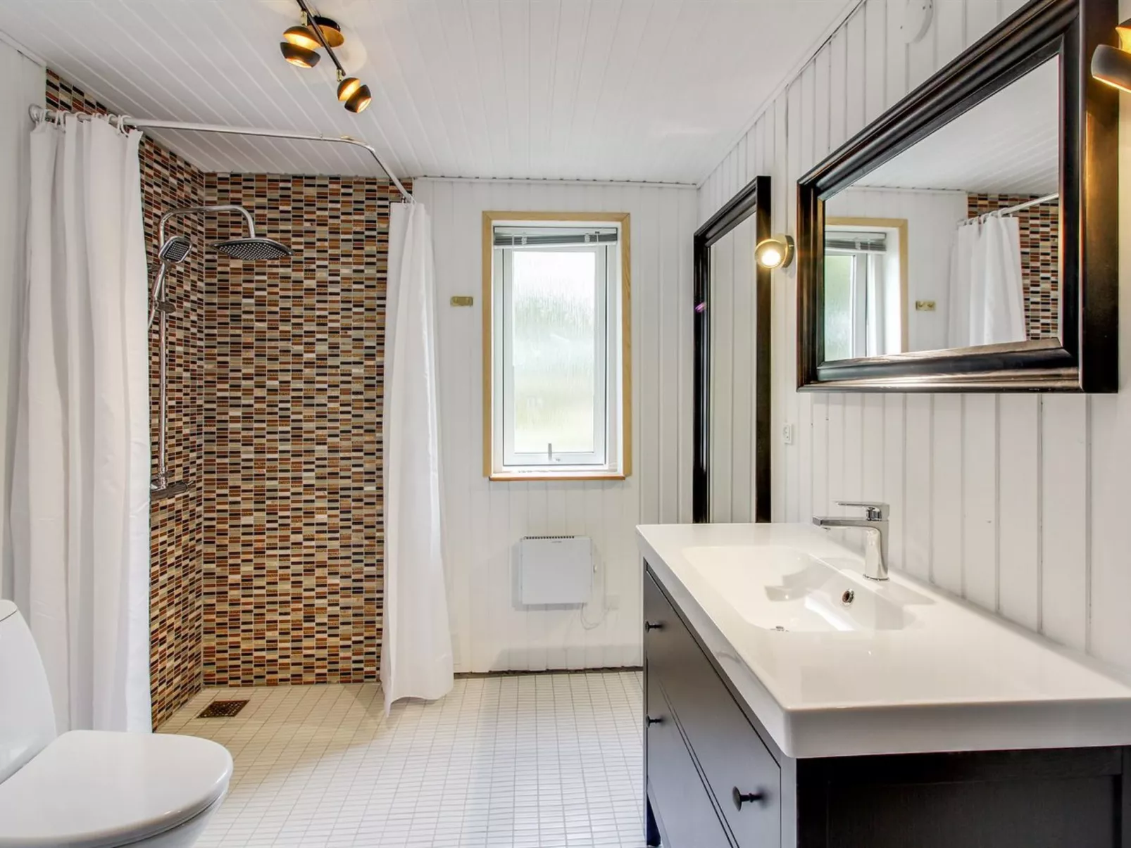 "Iver" - 600m to the fjord-Binnen