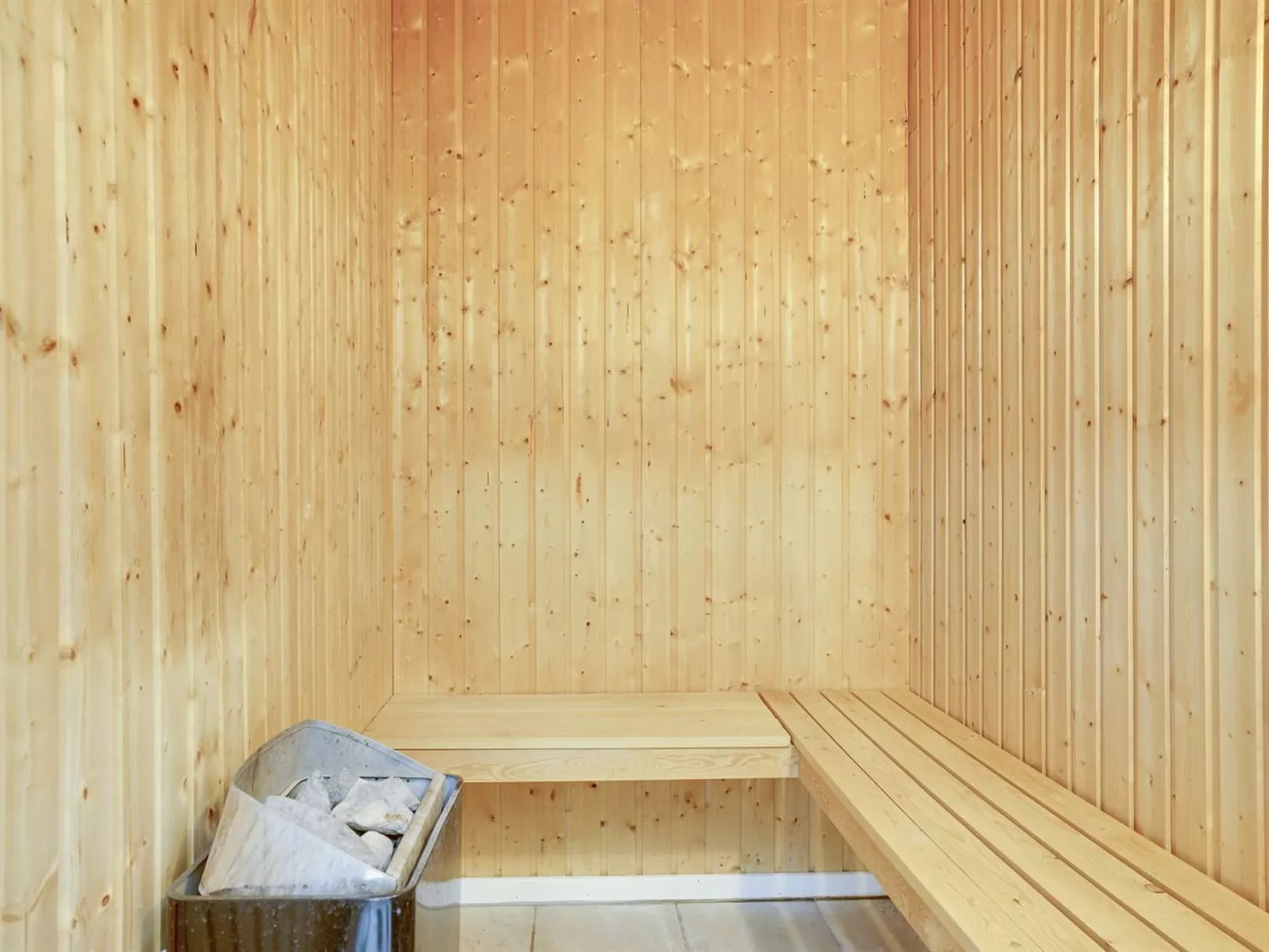 "Hughe" - 300m from the sea-Binnen