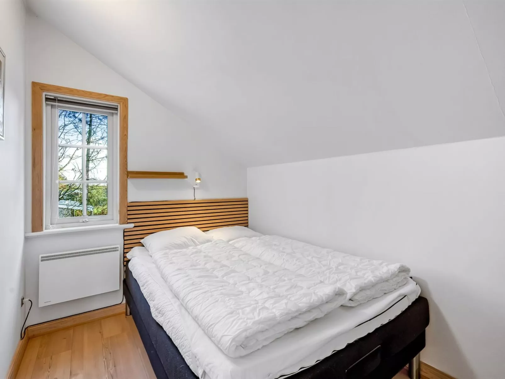 "Adelia" - 850m to the fjord-Binnen