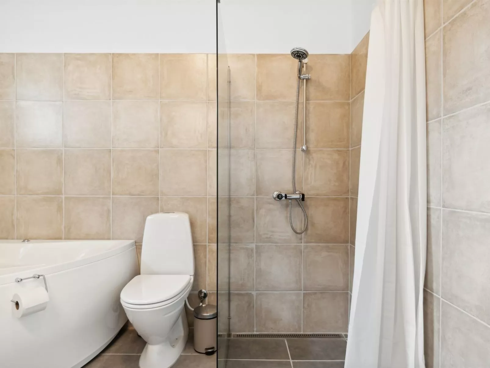 "Human" - 10.5km from the sea-Binnen