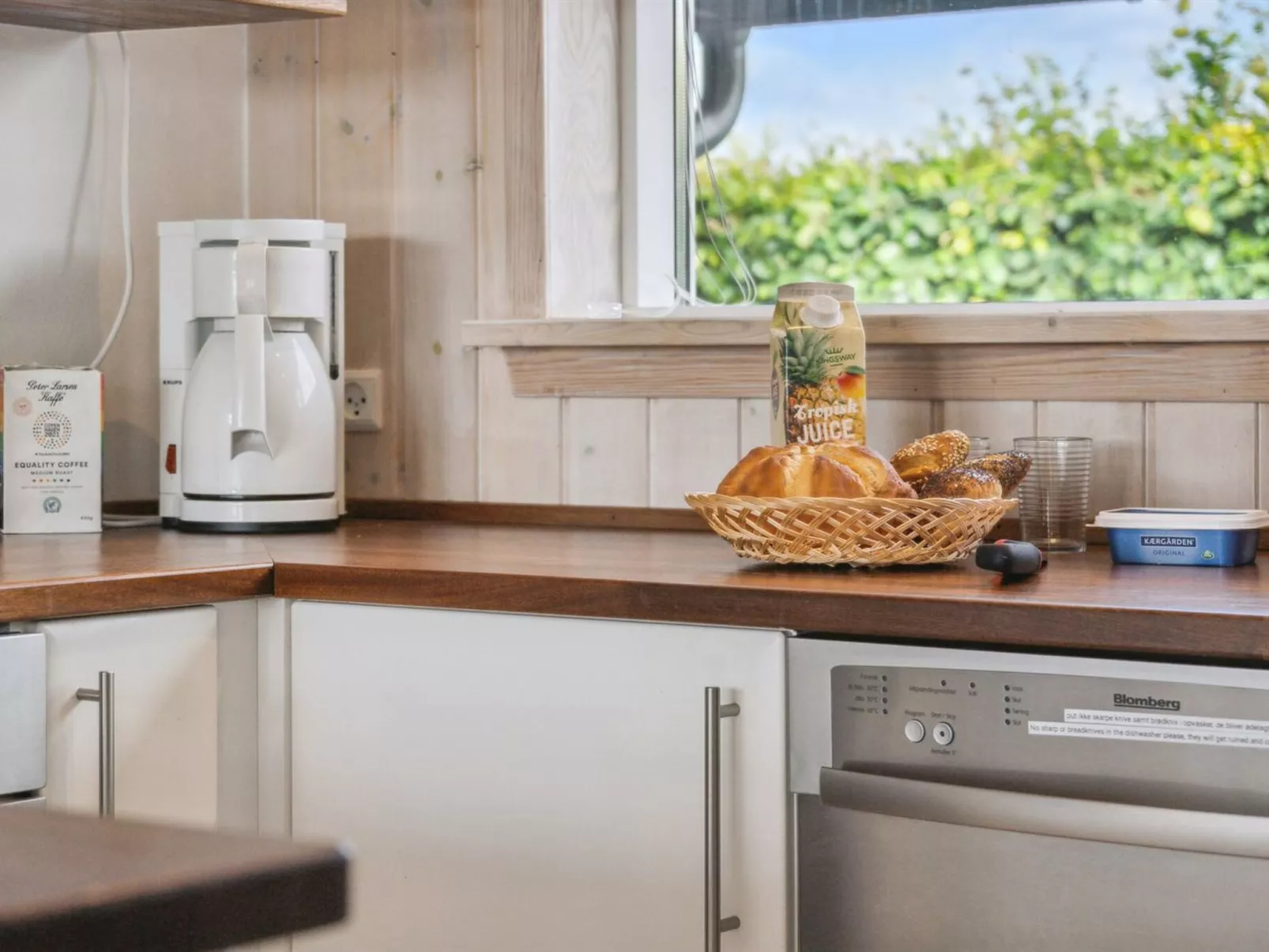 "Miriam" - 400m from the sea-Binnen