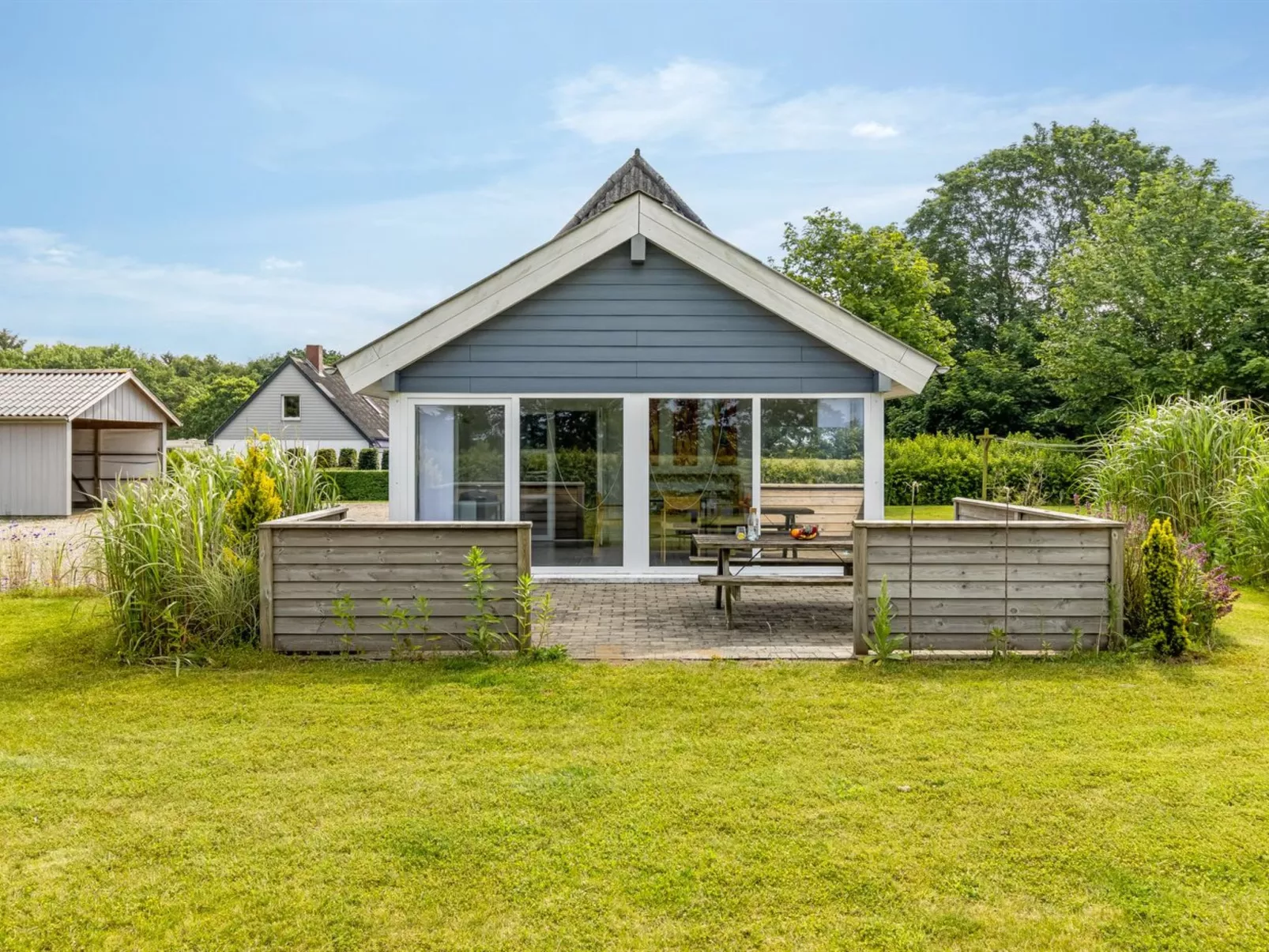 "Thrine" - 24km from the sea-Buiten