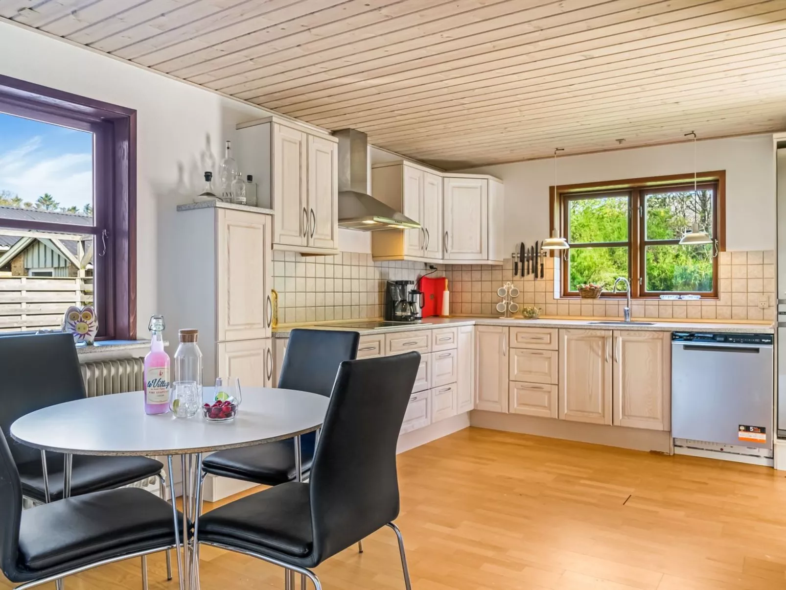 "Satu" - 2km from the sea-Binnen