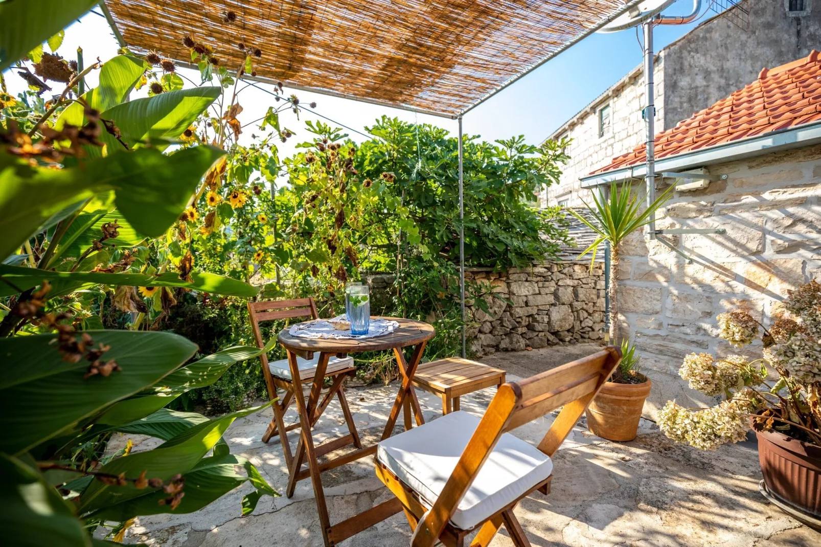 Stone House Harmony -Studio Apartment with Patio and Garden View ( 2 )-Terras