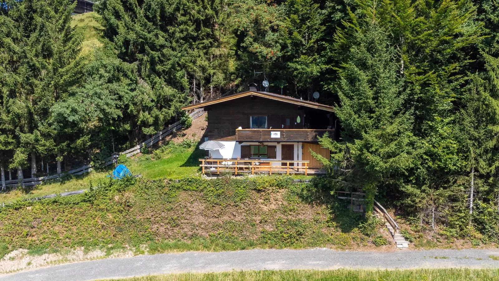 Sonnenhütte oben-Buitenkant zomer