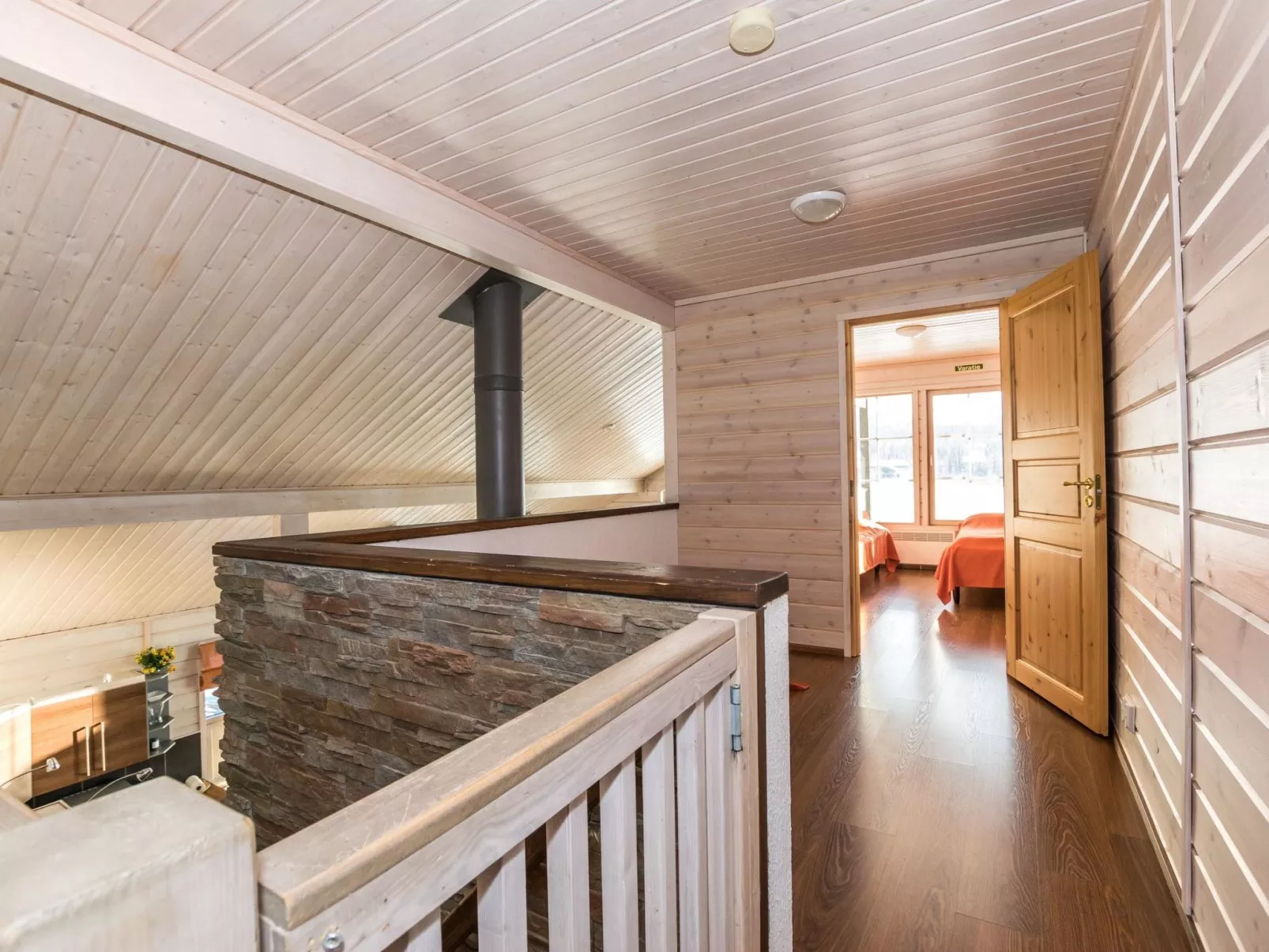 Aurinko-saaga 4 paritalo-Binnen