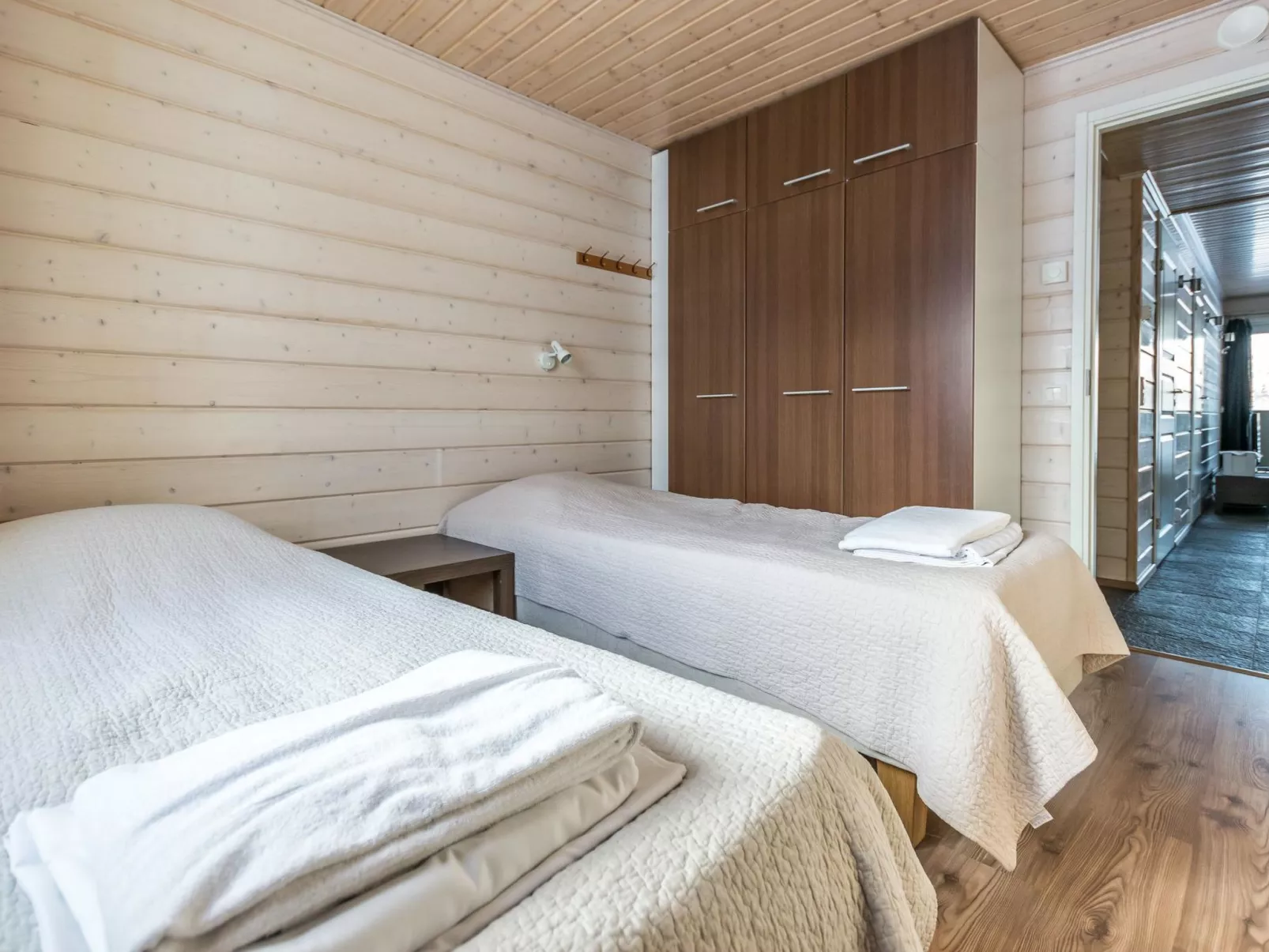 Hallan karhu c, paritalo-Binnen