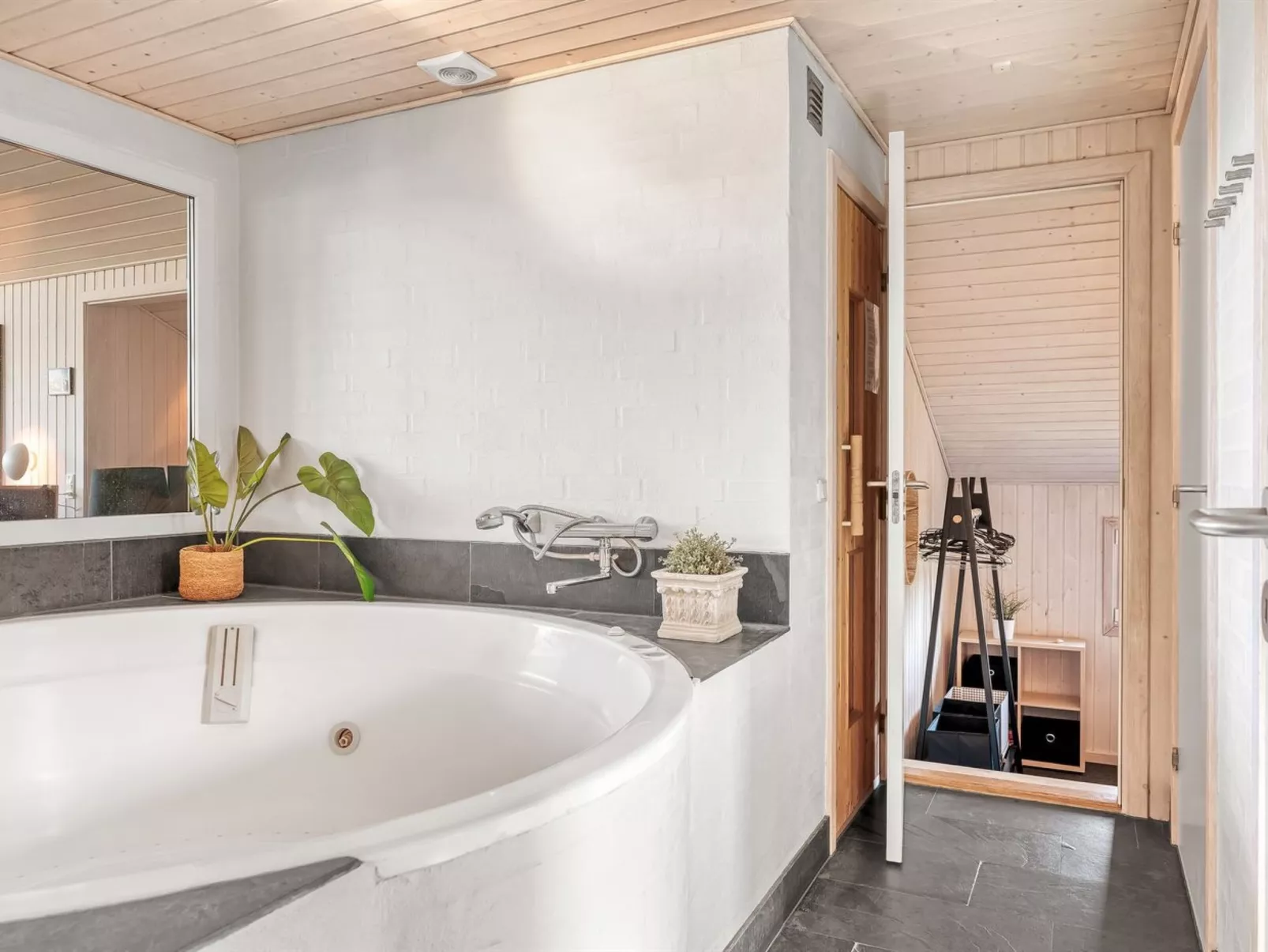 "Elni" - 350m from the sea-Binnen