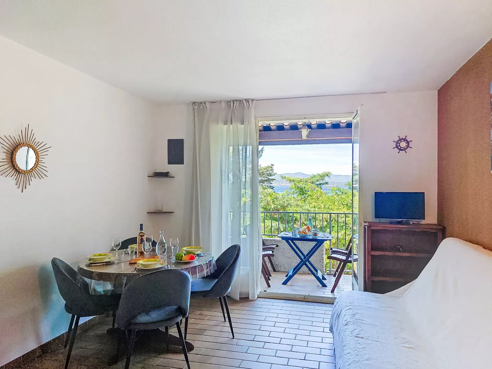 Les Aigues Marines-Binnen