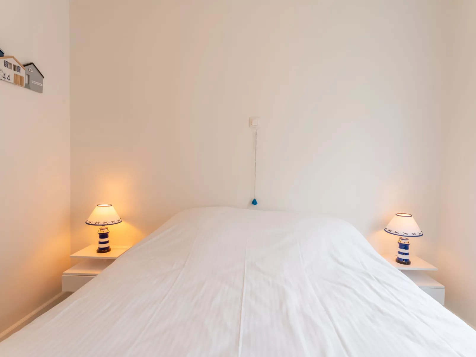 Anne I with harbour view-Binnen