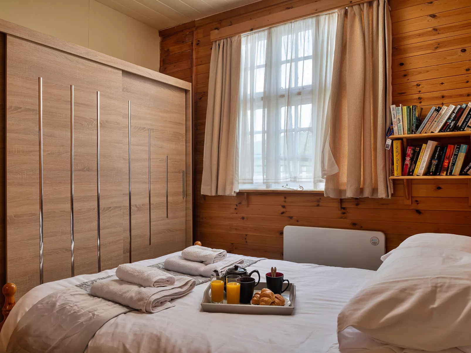 Toll Bridge Cottage-Binnen