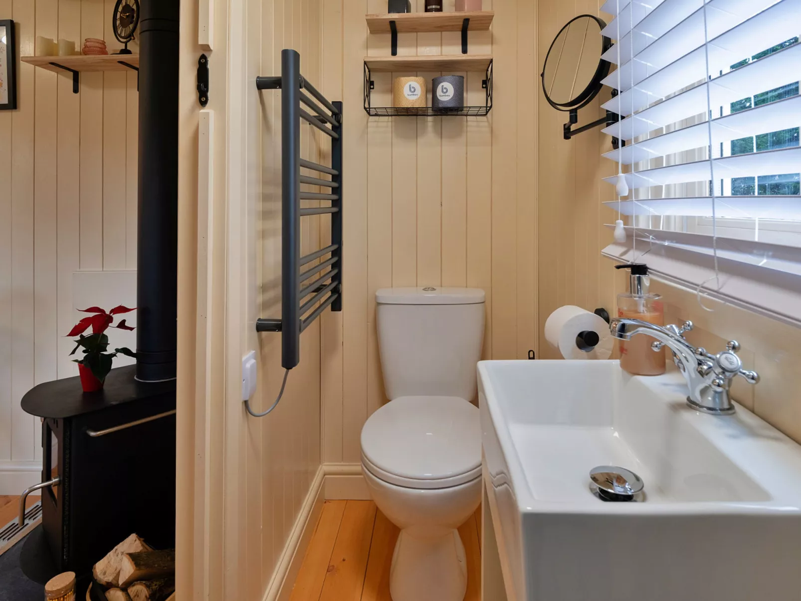 The Flower Hut-Buiten