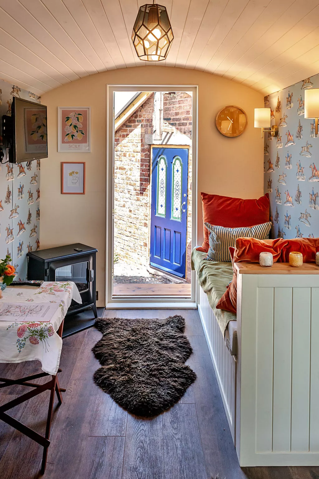 Shrawardine Train Carriage-Binnen